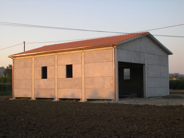 Realizzazione di un prefabbricato agricolo in cemento armato a ... Prefabbricati cemento armato