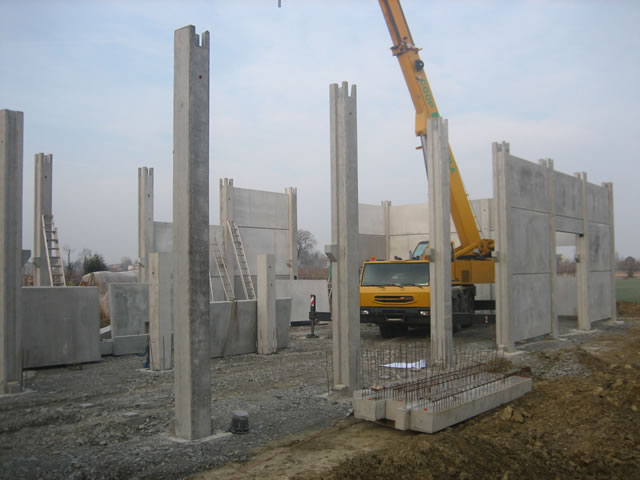 Realizzazione di un prefabbricato agricolo in cemento armato a forlì ... Prefabbricati cemento armato